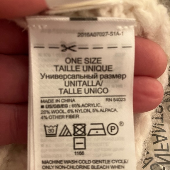 Snuggly, soft cable knit 70” long GAP winter scarf! - Picture 6 of 6